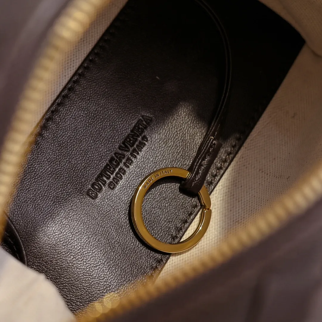 Batch 1360 BOTTEGA VENETA 2024 new loop is here! ! Many girls who like BV have owned the Loop bag. It has a simple appearance, classic weaving, and a compact and lightweight bag shape. This innovation continues the "camera bag" shape. Unlike the traditional Loop bag, which can only be worn as a crossbody bag, this innovation It can be carried by hand or cross-body, satisfying both the concave shape and daily needs. The oversized buckle can be folded and used as a handle. The sultry heat in summer ☀️ usually reduces people's desires. Having a lightweight bag will greatly enhance the happiness of traveling🫧 Style number: 6615 Size: 19*12*9cm